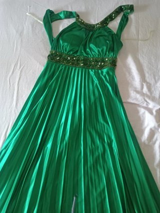 Vestido de fiesta verde con pedrería