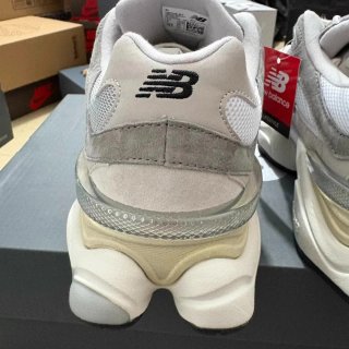 New Balance 9060 Talla 42 Gris/Blanco