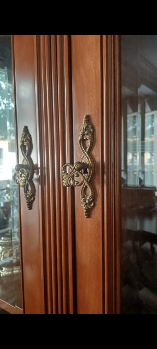 Vitrina de madera maciza