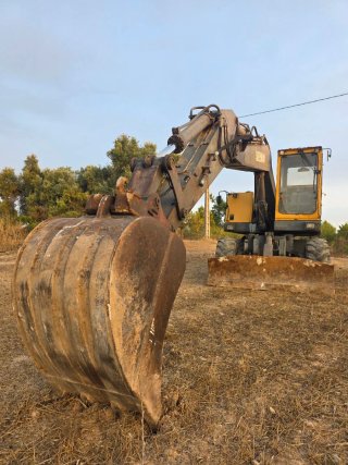 Excavadora Giratoria de Ruedas Akerman
