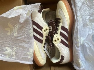 Adidas Zapatilla Deportiva Beige y Marrón