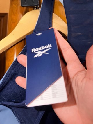 Top deportivo Reebok azul marino