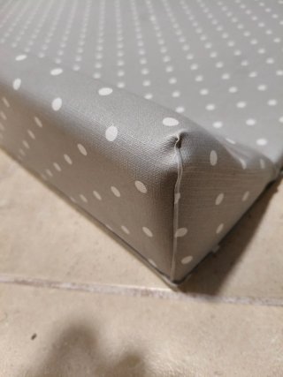 Cambiador de bebé gris con puntos blancos