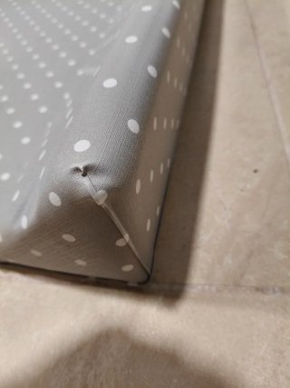Cambiador de bebé gris con puntos blancos