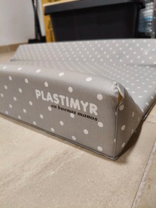 Cambiador de bebé gris con puntos blancos