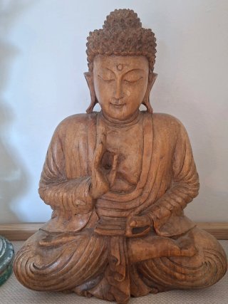 Figura de Buda de madera