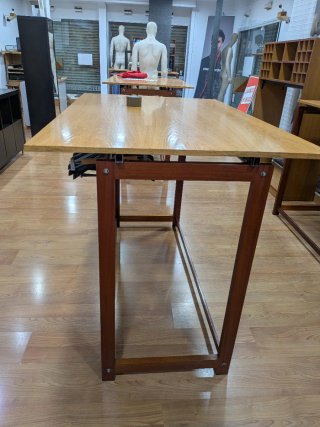 Mueble expositor tienda madera y colgadores metal