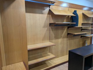 Mueble expositor tienda madera y colgadores metal