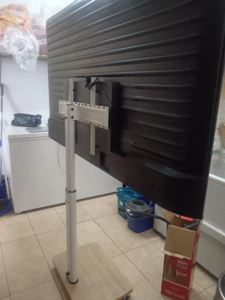 Televisión LG 75 Negra con Soporte