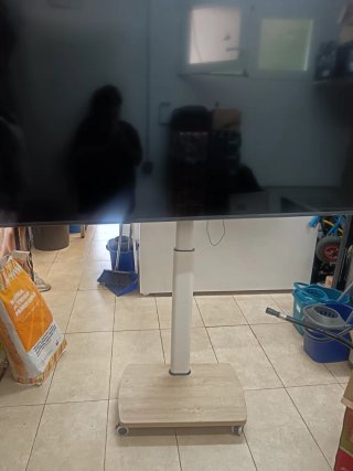 Televisión LG 75 Negra con Soporte