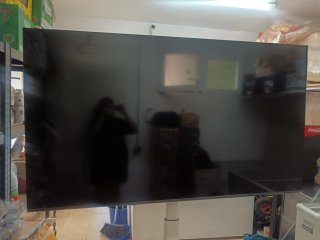Televisión LG 75 Negra con Soporte