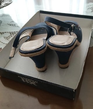 Zapatillas cuña alta Tommy Hilfiger,son una imitac