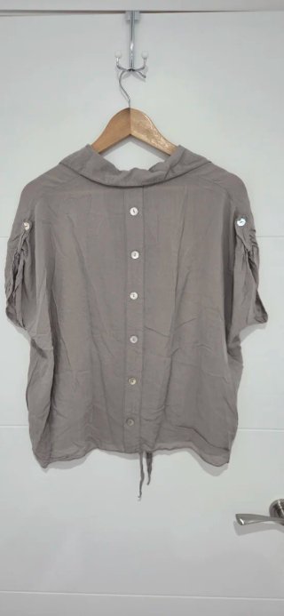 Blusa marrón clarito con nudo
