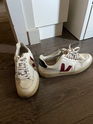 Zapatillas Veja blancas y rojas