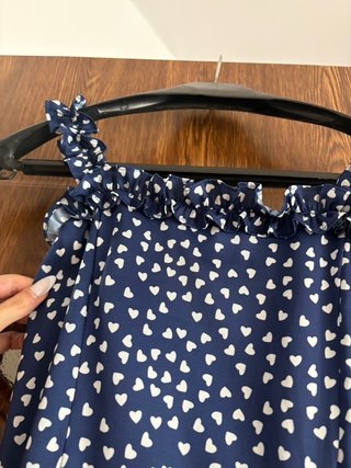 Vestido azul con estampado de corazones