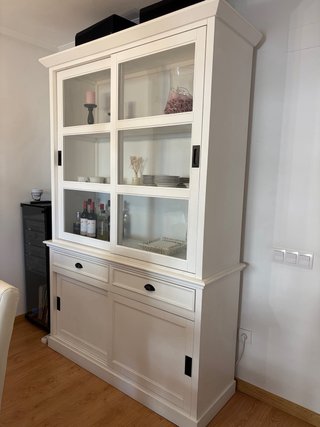 Mueble blanco con vitrina y cajones
