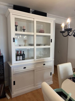 Mueble blanco con vitrina y cajones