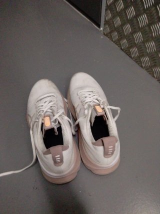 Zapatillas Asics Blancas y Rosas
