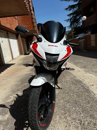 Suzuki GSX-R125, Blanca y Roja