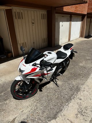 Suzuki GSX-R125, Blanca y Roja