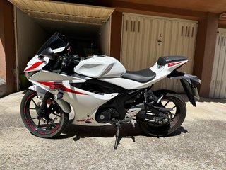 Suzuki GSX-R125, Blanca y Roja