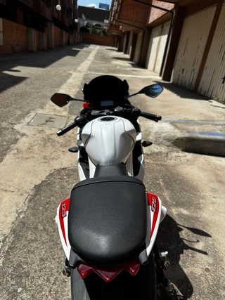 Suzuki GSX-R125, Blanca y Roja