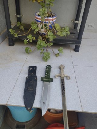 Machete y espada decorativa