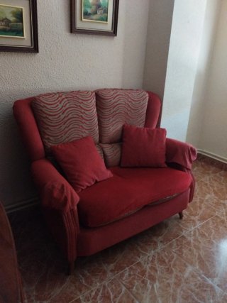 Sofá de 2 plazas rojo y tela