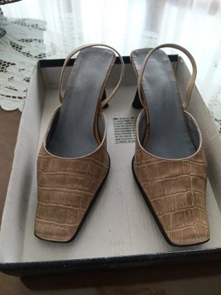 Zapatos destalonados tacón beige, tacon negro