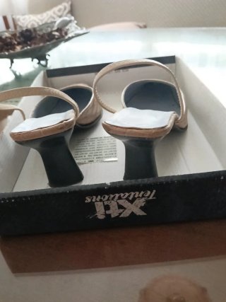 Zapatos destalonados tacón beige, tacon negro