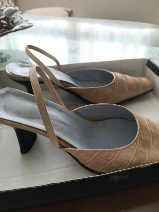 Zapatos destalonados tacón beige, tacon negro
