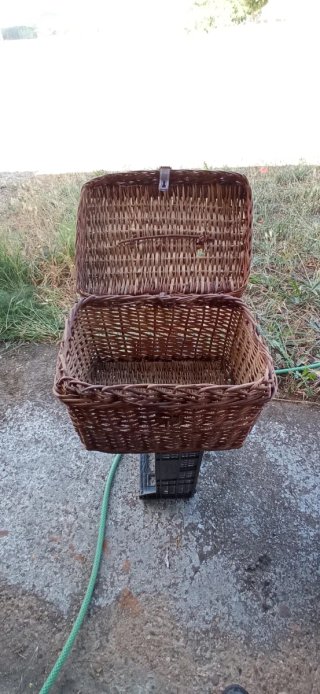 Cesta de mimbre solo queda la grande.