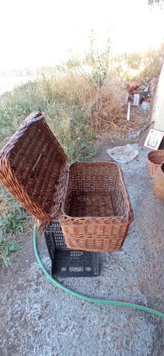 Cesta de mimbre solo queda la grande.