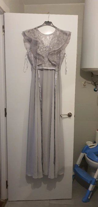 Vestido de fiesta gris