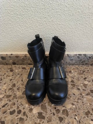 Botas negras con hebilla y cremallera
