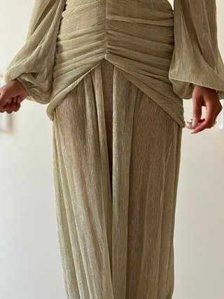 Vestido dorado y plateado con brillos