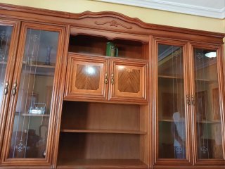 Mueble de madera con vitrinas