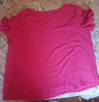 Camiseta rosa con volantes