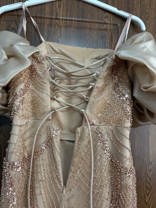 Vestido de noche dorado y rosa