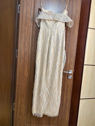 Vestido de noche beige y dorado