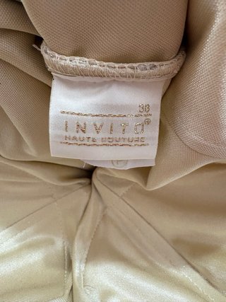 Vestido de noche beige y dorado