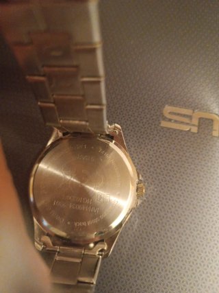 Elegante reloj de pulsera dorado y negro