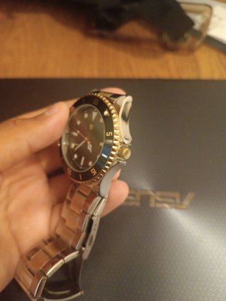Elegante reloj de pulsera dorado y negro