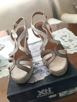 Sandalias Xti Tacon Alto de color gris y plata