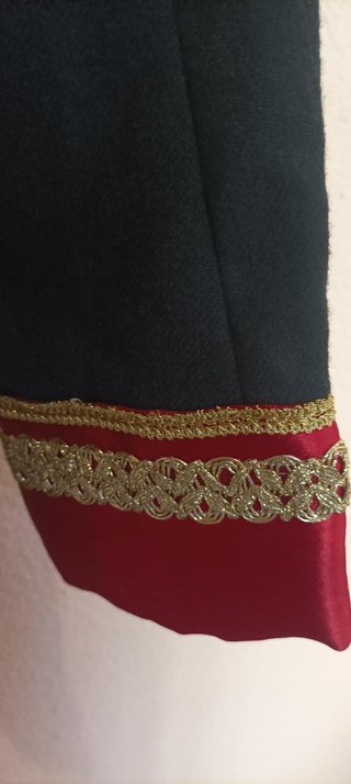 Chaqueta de paño negra con adornos dorados