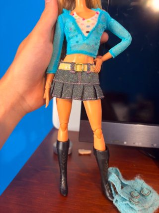 Barbie Articolata con Abbigliamento alla Moda Anni 2000