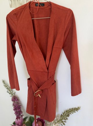 Vestido teja Zara con cinturón y escote