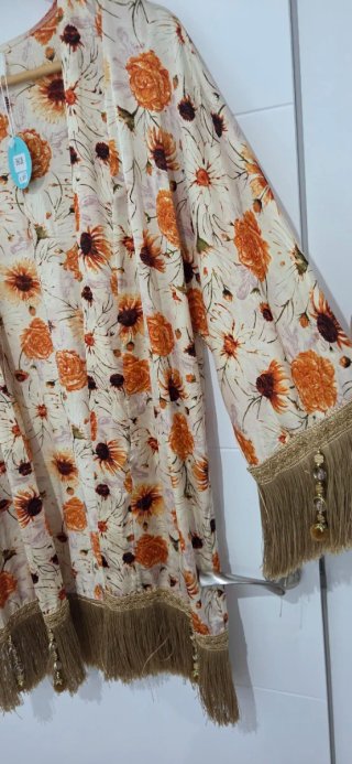 Chaquetilla fina floral con flecos