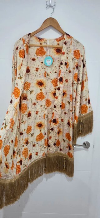 Chaquetilla fina floral con flecos