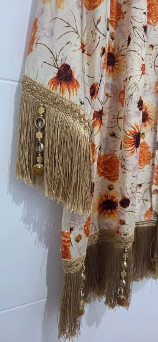 Chaquetilla fina floral con flecos
